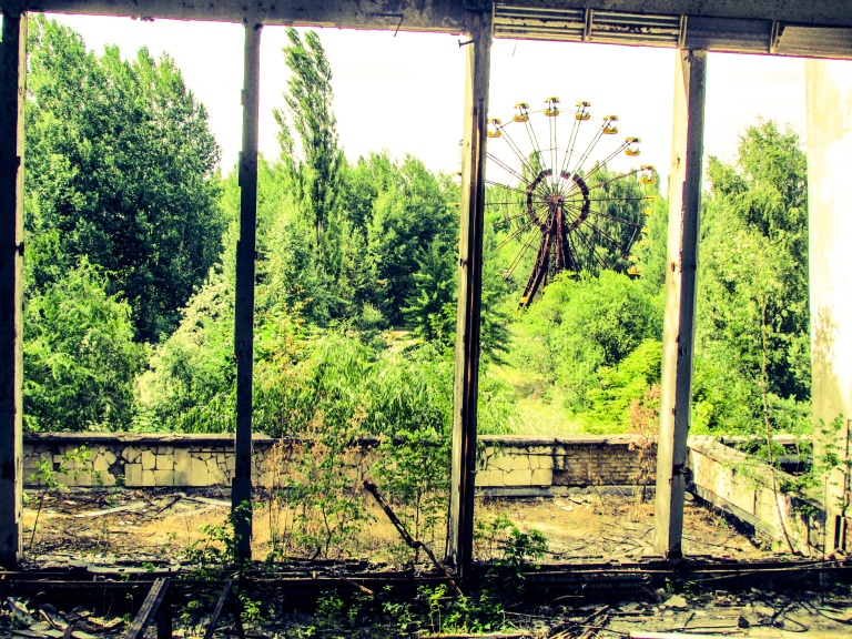 Et av de mest ikoniske bildene fra Pripyat er fra inne i idrettshallen der man gjennom de knuste vinduene ser bort mot pariserhjulet. 